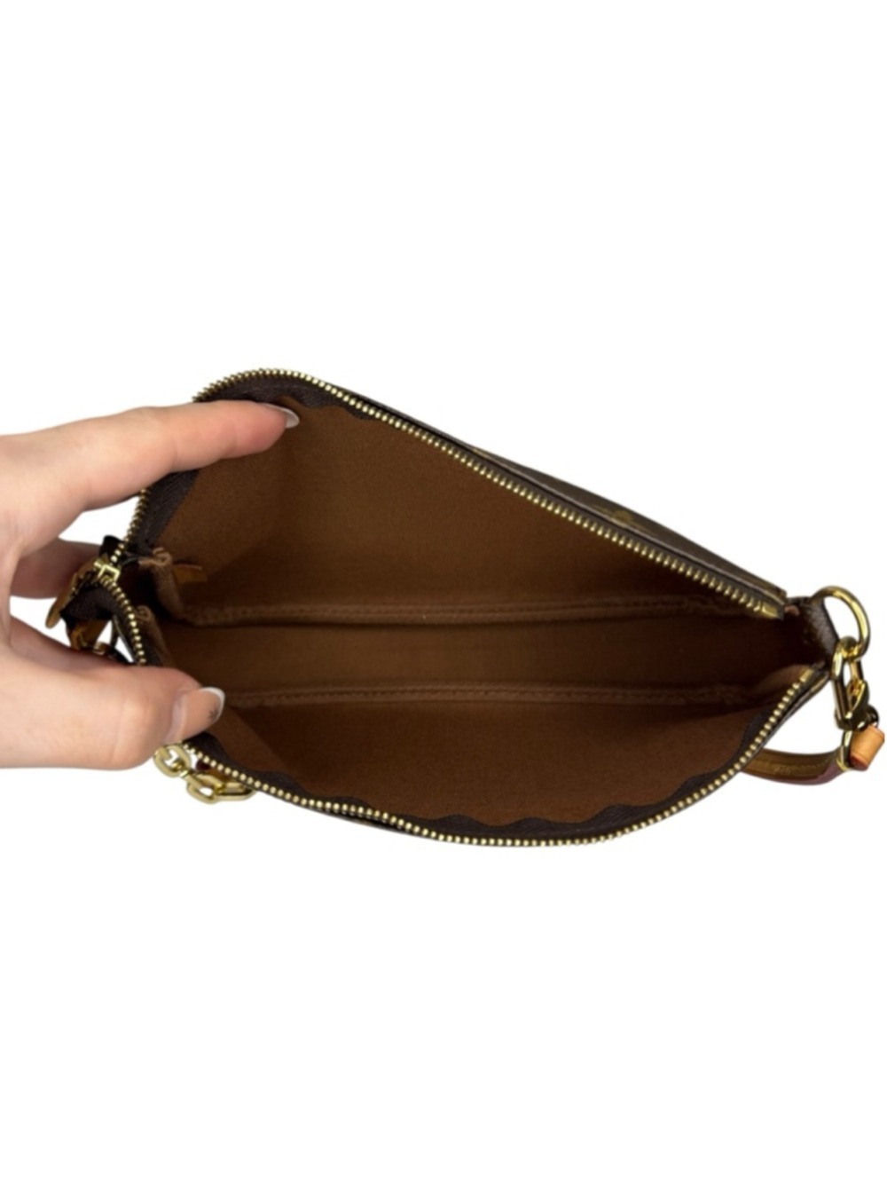 Louis Vuitton Pochette Accessoires in Monogram Canvas - Picture 3 of 14
